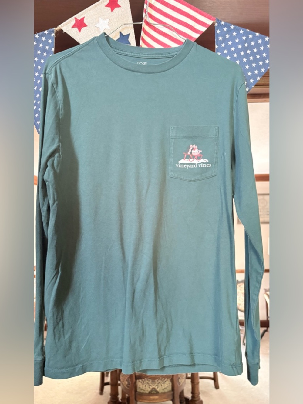 Men’s Small Vineyard Vines Dark Green Pocket Tee with Holiday Graphic